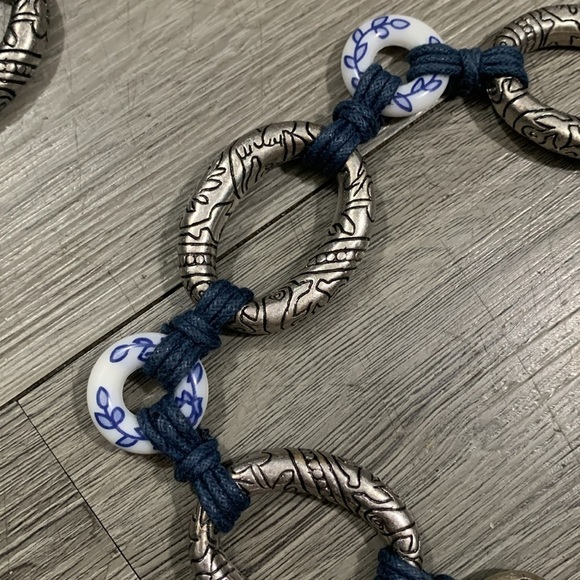 Coldwater Creek Silver with White & Blue Floral Accents Chain Belt size 1X/2x - Picture 2 of 9